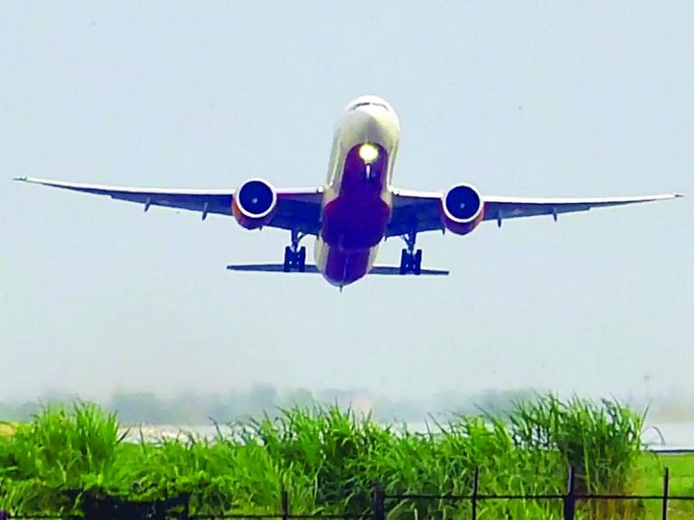 வங்காளதேசத்தில் பறவை மோதியதால் இரு விமானங்கள் தரையிறக்கம்.
