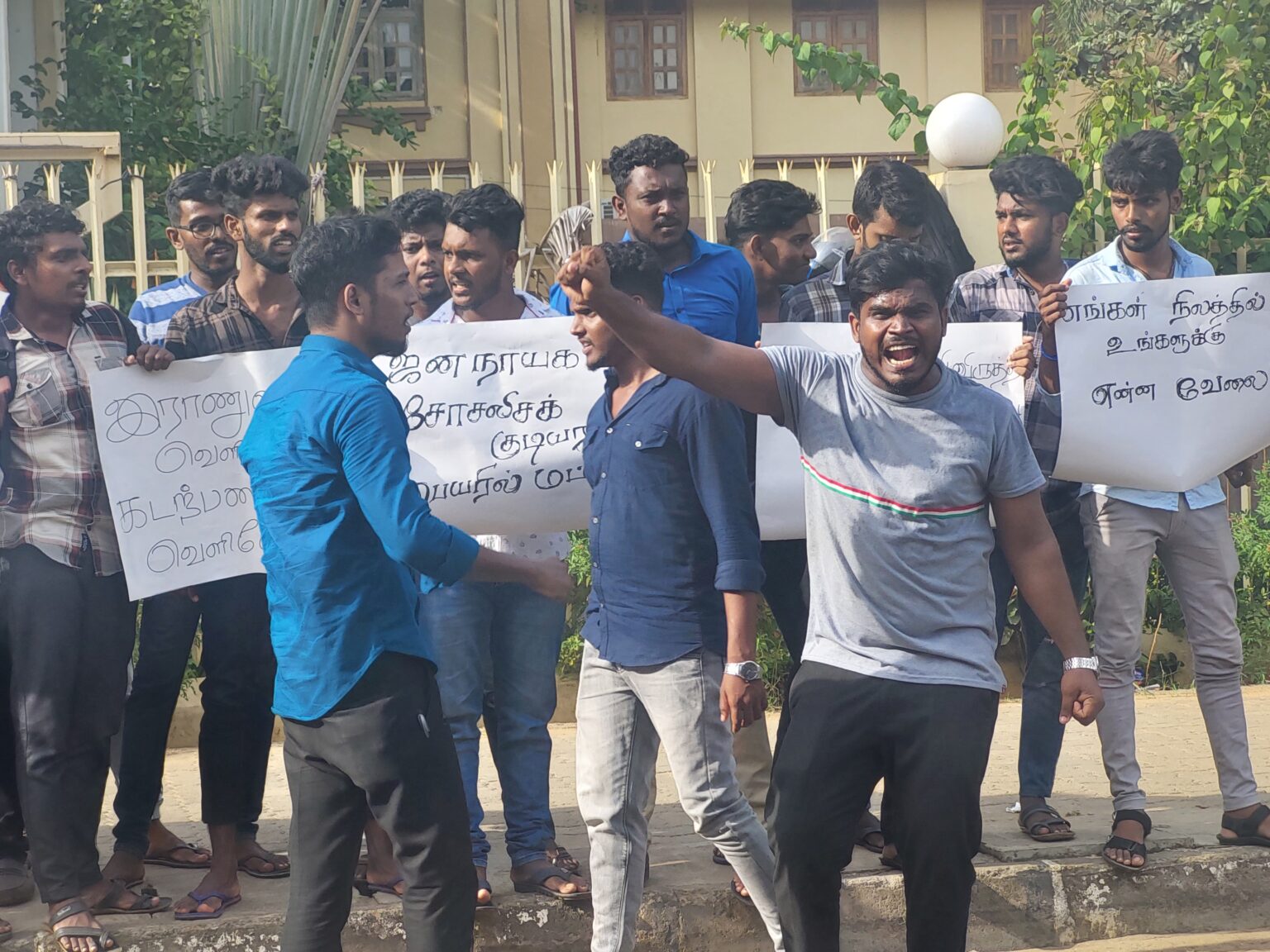 முல்லைத்தீவில் காணி சுவீகரிப்புக்கு எதிராக யாழ். பல்கலை மாணவர்கள் கவனயீர்ப்புப் போராட்டம்!