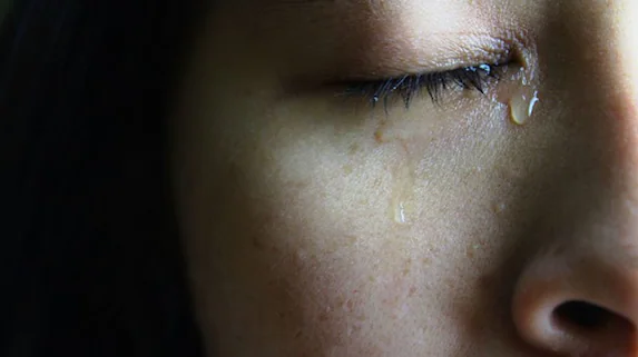 துன்புறுத்தலுக்கு உள்ளான சரஸ்வதி நாடு திரும்பினார்.