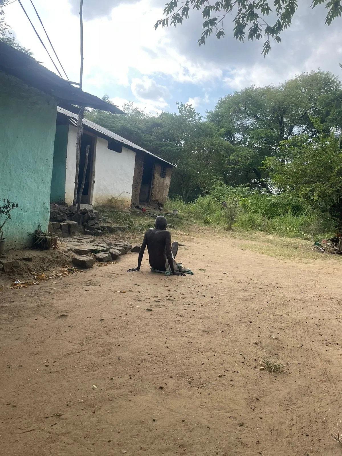 லயன் வீடுகளிலிருந்து 300 பேரை  வெளியேற்ற தோட்ட நிர்வாகம் முடிவு : லயன் தோட்டத்தை துப்பரவு செய்ததற்காக 6 பேர் மீது வழக்கு