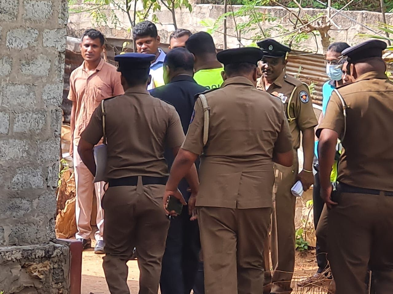 நிர்வாணமாக இறந்த ஆண் கொலை செய்யப்பட்டாரா? சந்தேகத்தின் பேரில் 6 பேர் கைது