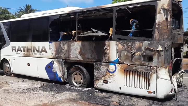 யாழ். சொகுசு பஸ் நீர்கொழும்பில் தீப்பற்றி எரிந்தது !