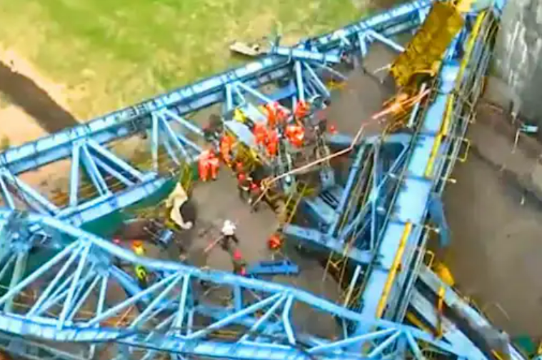 ராட்சத கிரேன் உடைந்து விழுந்ததில் 16 பேர் பலி.. அதிர்ச்சி சம்பவம்