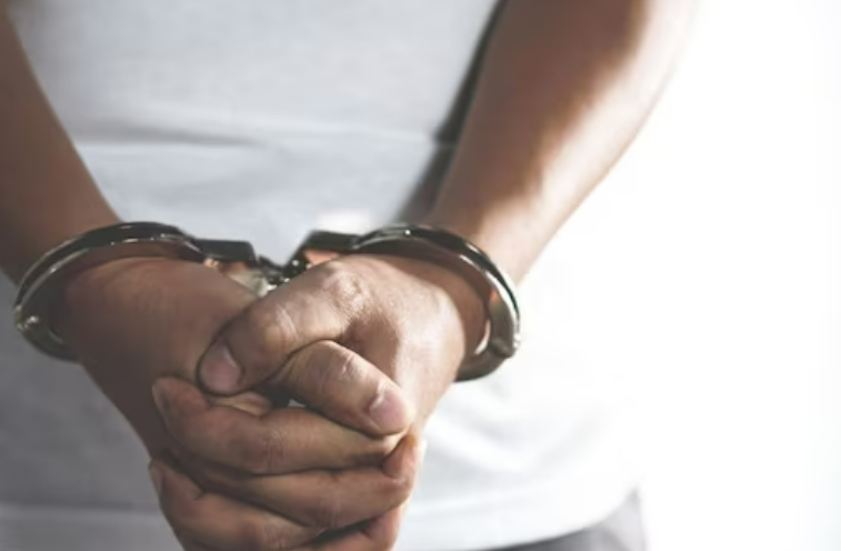 மனைவியின் கை விரலை கடித்து தின்ற கொடூர கணவர்..!