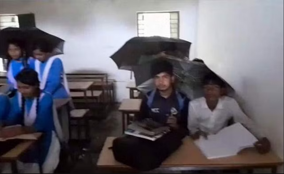 வகுப்பறையில் குடையுடன் அமரும் மாணவர்கள்!