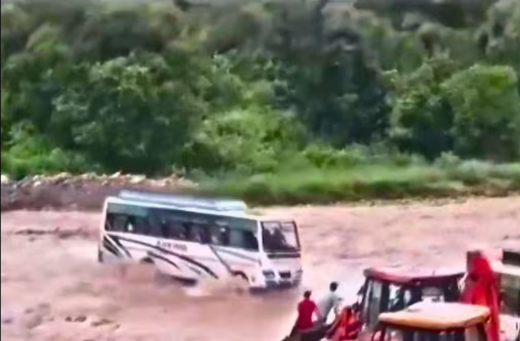 வெள்ளத்தில் பயணிகளுடன் அடித்துச் செல்லப்பட்ட பேருந்து..!
