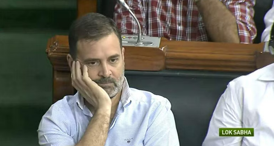 ராகுல் பறக்கவிட்ட முத்தம்: பாஜக பெண் எம்பிக்கள் புகார்!