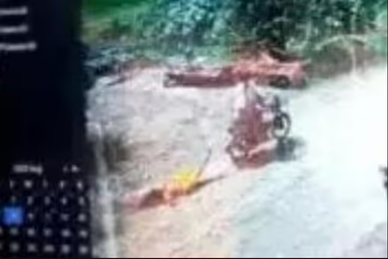 16 வயது சிறுமியை தந்தையே கொன்று பைக்கில் இழுத்துச் சென்ற கொடூரம்…!