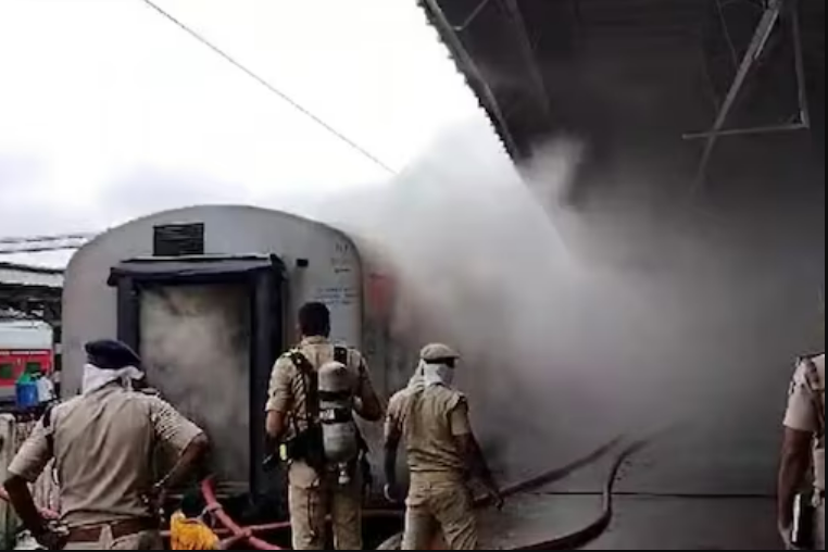 தீப்பிடித்து எரிந்த ரயில் பெட்டிகள்…பெங்களூருவில் பரபரப்பு!