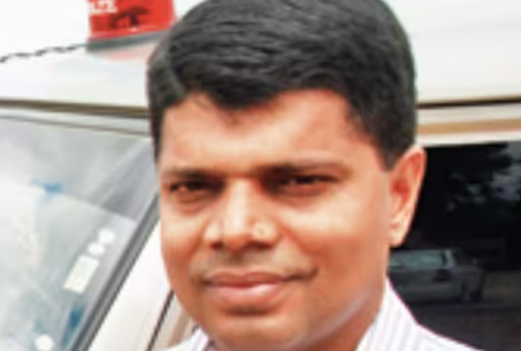 தமிழக ஐஏஎஸ் அதிகாரி முகத்தில் மை வீச்சு..!