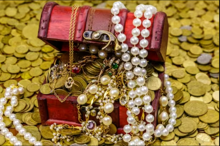 தேன் சேகரிக்க சென்றவர்களுக்கு கிடைத்த தங்க புதையல் !