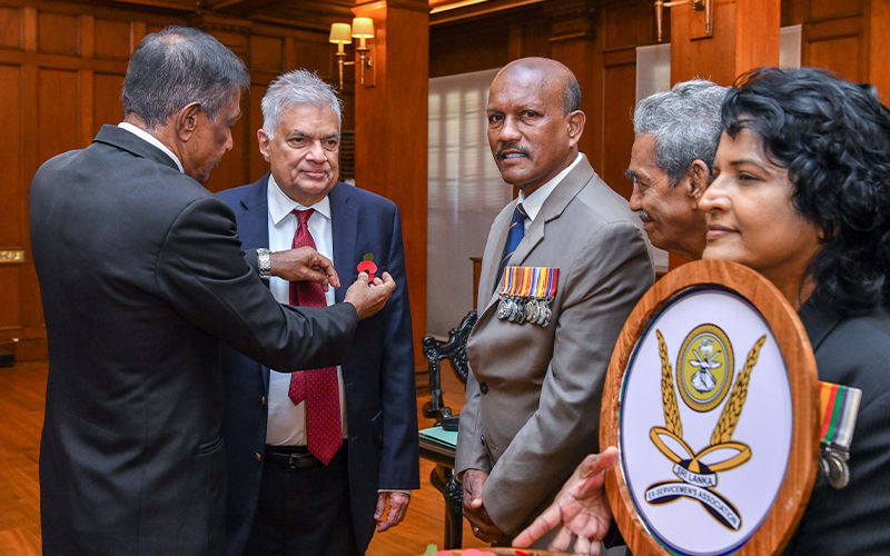 பொப்பி மலர் தினத்தை முன்னிட்டு ரணிலுக்கு பொப்பி மலர் அணிவிப்பு தினத்தை முன்னிட்டு ரணிலுக்கு பொப்பி மலர் அணிவிப்பு.