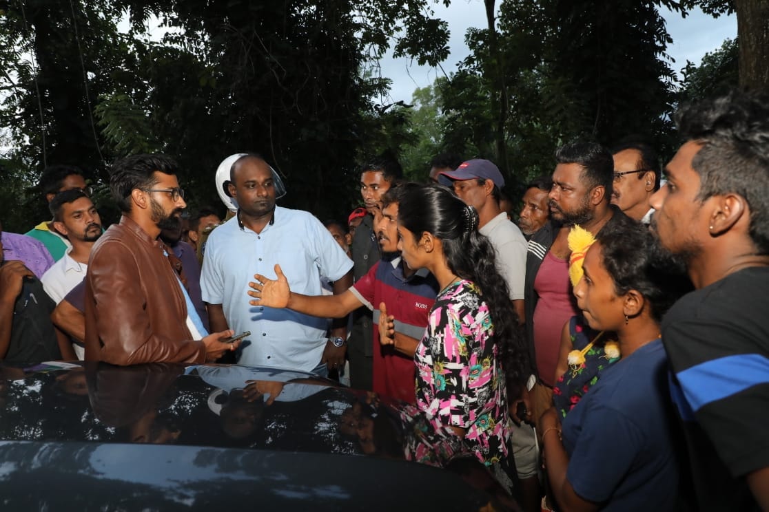 அடித்து நொறுக்கப்பட்ட வீட்டை மீள அமைக்க அனுமதி! – களமிறங்கினர் ஜீவன் (படங்கள்)