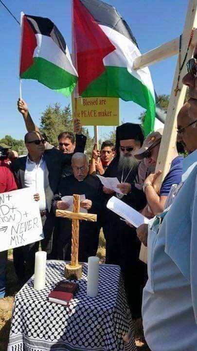 ஹமாஸின் வெற்றியைக் கொண்டாடும் பலஸ்தீன் கிறிஸ்தவர்கள்.