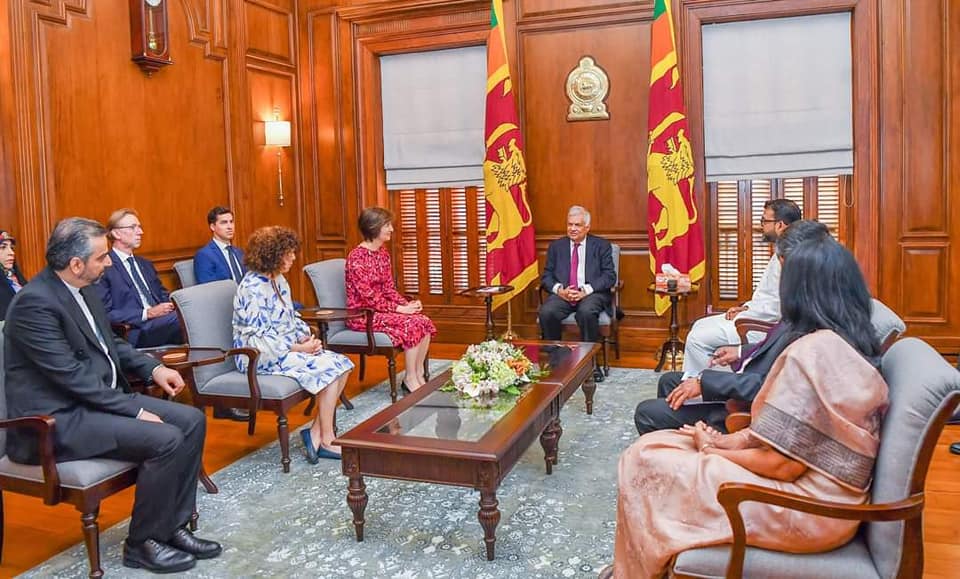 மூன்று புதிய தூதுவர்கள் ஜனாதிபதியிடம்  நற்சான்றிதழ்களை கையளித்தனர்.