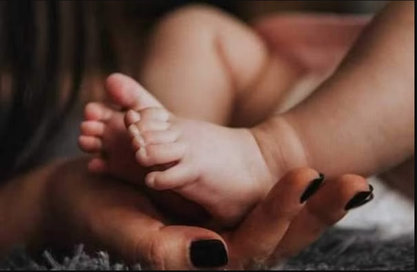 நினைவிழந்து வென்டிலேட்டரில் இருந்த கர்ப்பிணிக்கு பிரசவம்