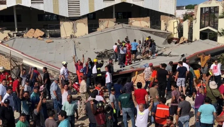 தேவாலயமொன்றில் உடைந்து வீழ்ந்த மேற்கூரை – இடிபாடுகளில் சிக்கிய மக்கள்..