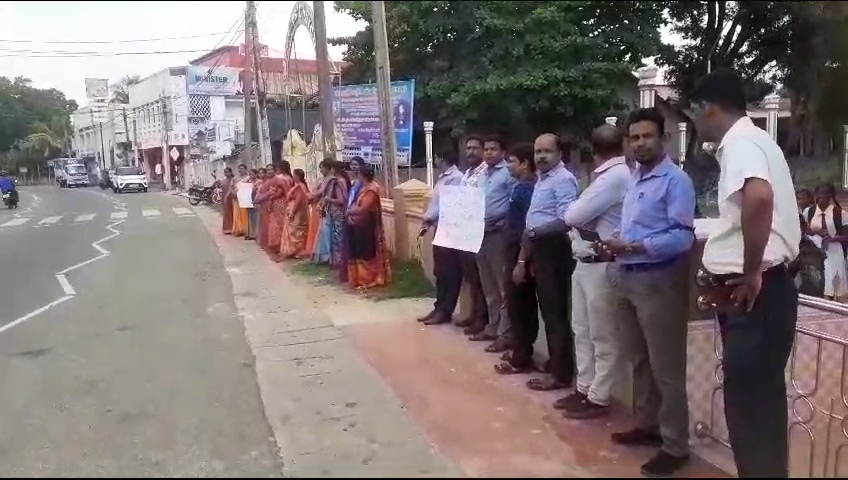 அரச வன்முறைகளுக்கு எதிராக யாழில் ஆசிரியர்கள் போராட்டம்.