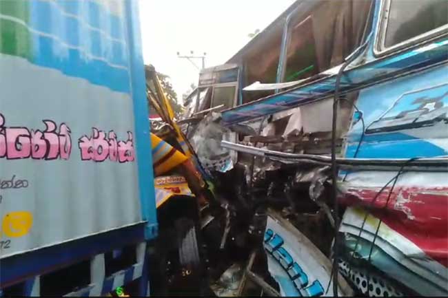 மற்றொரு பஸ் விபத்தில் 22 பயணிகள் படுகாயம்.