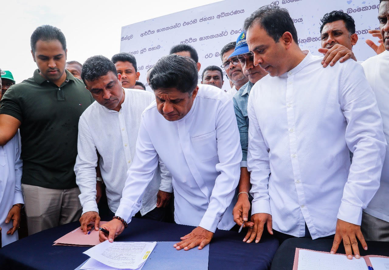 ராஜபக்ச கும்பலின் குடியுரிமையைப் பறிக்கக் கோரி கையெழுத்து வேட்டை! – கொழும்பில் ஆரம்பித்து வைத்தார் சஜித்.