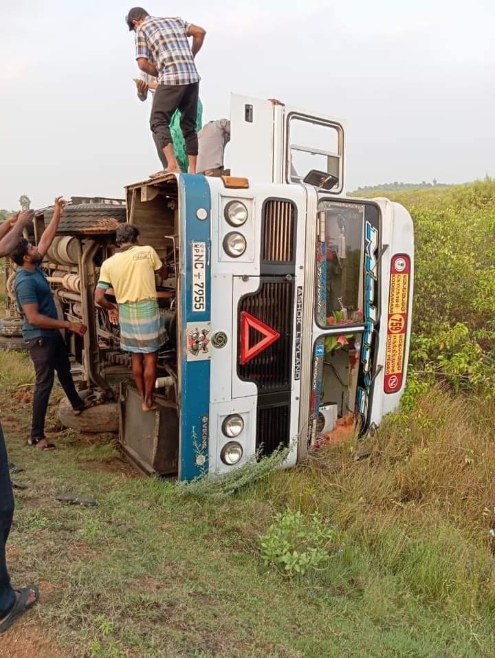 கொடிகாமம் – பருத்தித்துறை பயணிகள் பஸ்ஸொன்று விபத்துக்குள்ளாகியது.
