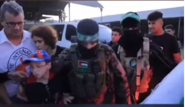 காசாவில் ஹமாஸால் பிணைக் கைதிகளாக இருந்த 13 பேர் விடுவிப்பு (வீடியோ)