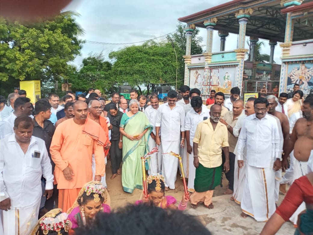 திருக்கோணேஸ்வரத்தில் இந்திய நிதி அமைச்சர் வழிபாடு!