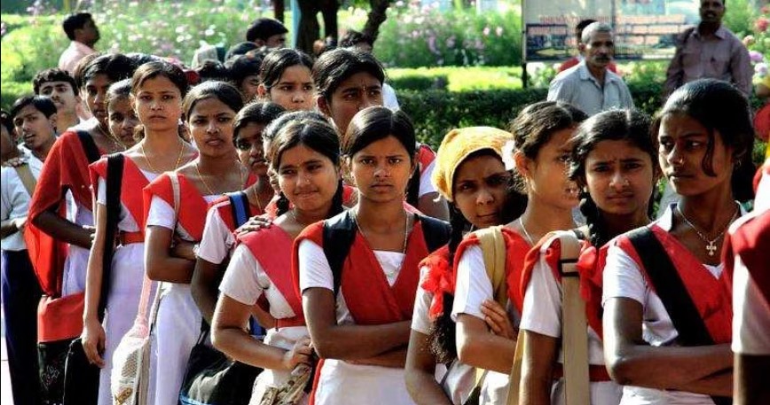 அதிக மதிப்பெண் பெற்ற மாணவர்களுக்கு ஸ்கூட்டர் பரிசு!