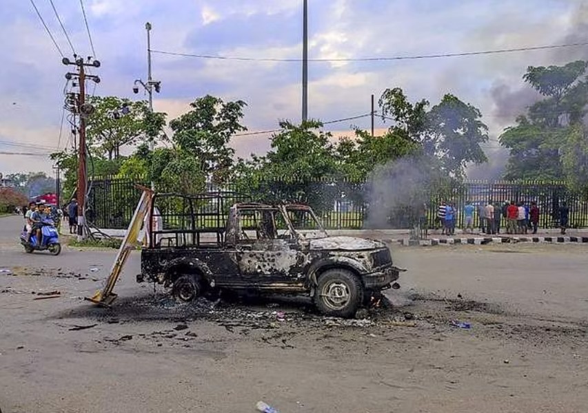 மணிப்பூா்: ஆயுதக் கிடங்கு வன்முறை – நீடிக்கும் பதற்றம்