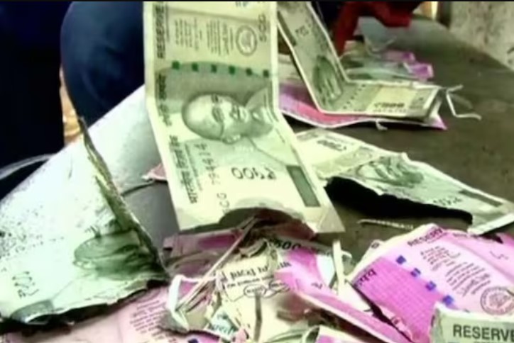 வங்கிக்குள் புகுந்த வெள்ள நீர்… வீணான ரூ.400 கோடி பணத்தாள்கள்…!