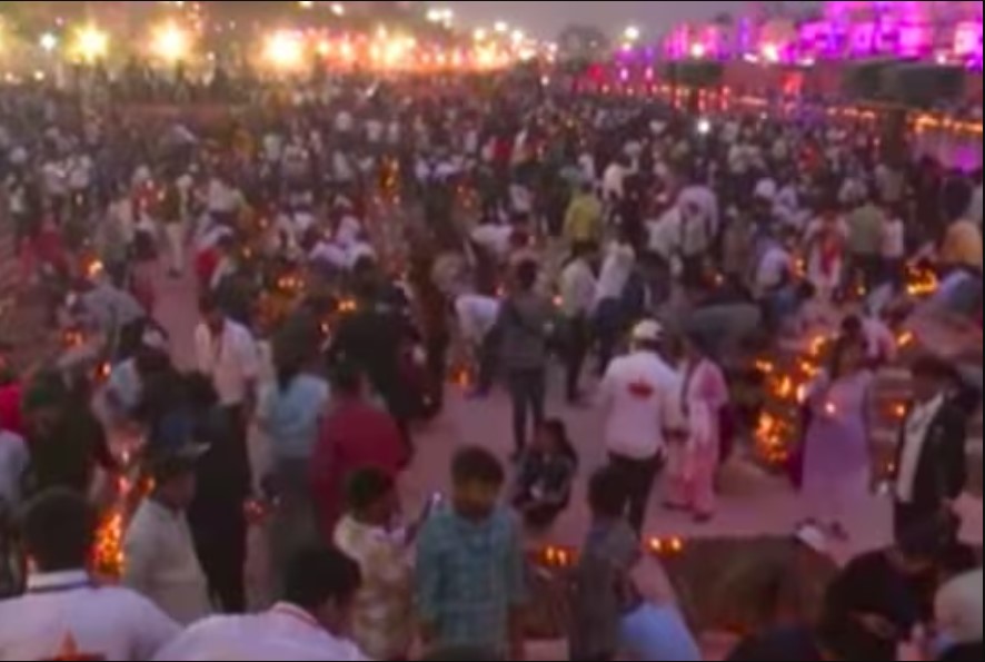 தீபாவளி கொண்டாட்டம்… ஒரே இடத்தில் 22 லட்சம் தீபங்கள் ஏற்றி கின்னஸ் சாதனை!