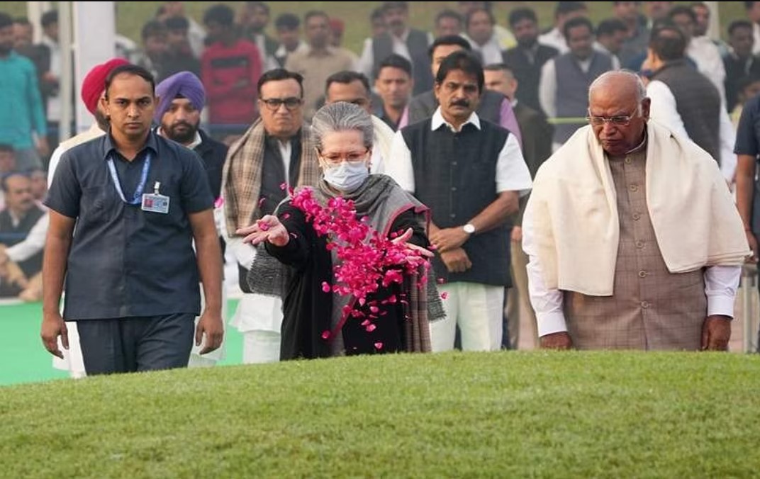 நேரு பிறந்தநாள்: காங்கிரஸ் தலைவர்கள் மரியாதை!