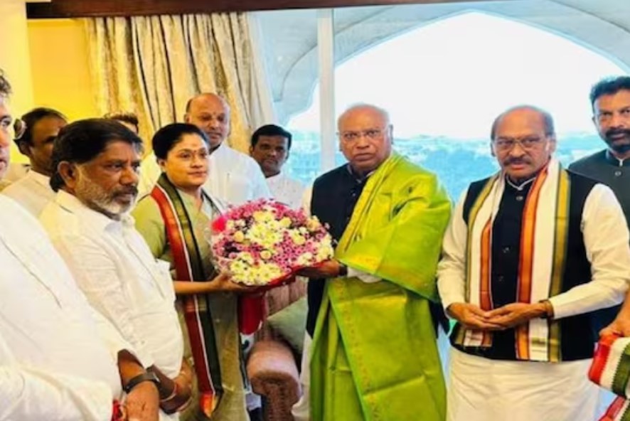 பாஜகவில் இருந்து விலகி காங்கிரஸில் இணைந்த விஜயசாந்தி