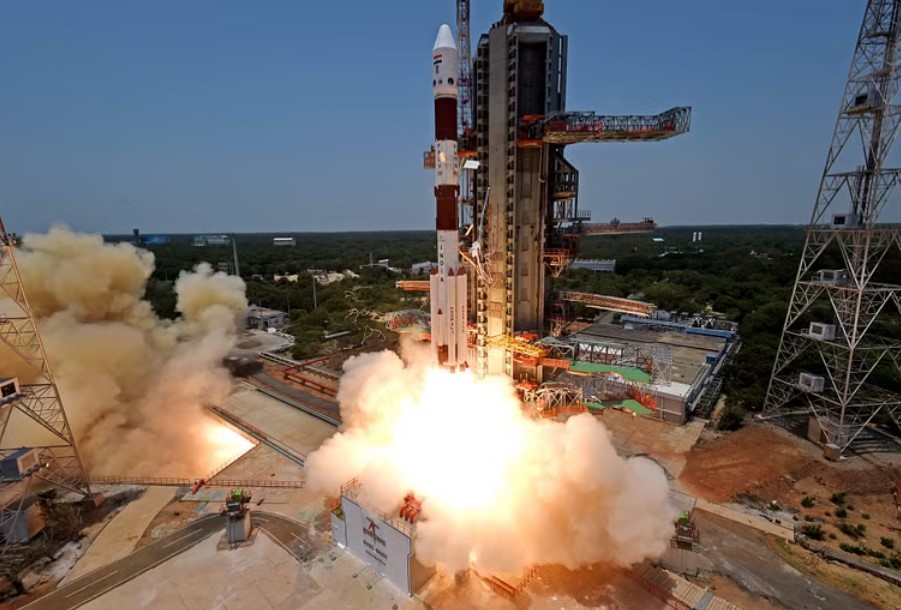 விண்ணில் ‘எல்-1’ பகுதியை நெருங்கிய ஆதித்யா விண்கலம்: இஸ்ரோ தலைவா்