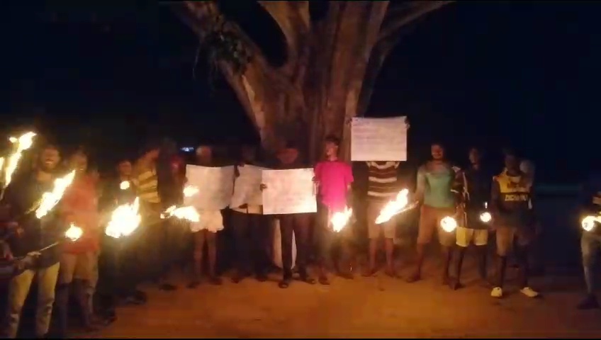 மின் கட்டண அதிகரிப்புக்கு எதிராக யாழில் தீப்பந்தப் பேரணி!