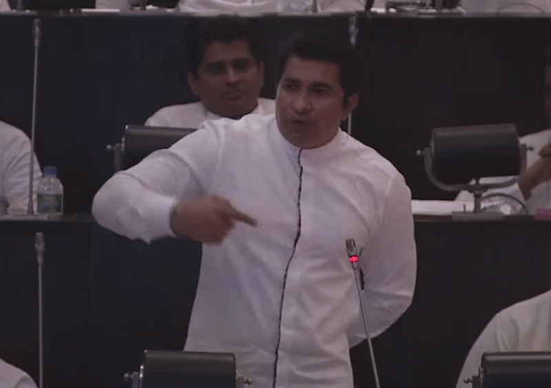 விளையாட்டு துறை அமைச்சர் ரொஷான் ரணசிங்க  பதவியிலிருந்து நீக்கப்பட்டார்