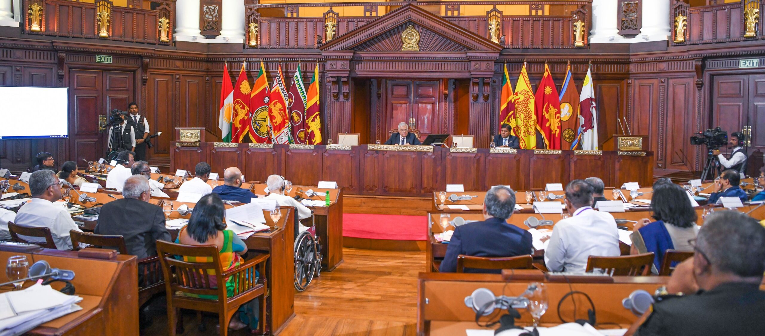 * இந்திய – இலங்கை ஒப்பந்தத்தை முழுமையாக நடைமுறைப்படுத்துக * வடக்கு – கிழக்கு இணைந்த தீர்வில் மாற்றுக் கருத்துக்கு இடமில்லை  ‘நல்லிணக்கக் கொடி’யைக் காண்பித்து எம்மைத் தொடர்ந்தும் ஏமாற்ற முடியாது!  சர்வதேசத்தை நாடும் நிலைக்குத் தள்ளிவிடாதீர்கள்; ரணில் முன் கடும் தொனியில் சம்பந்தன்.