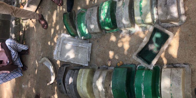 கிளிநொச்சியில்  வெடிகுண்டு  தொழிற்சாலை : 13 குண்டுகளுடன் 02 பேர் கைது