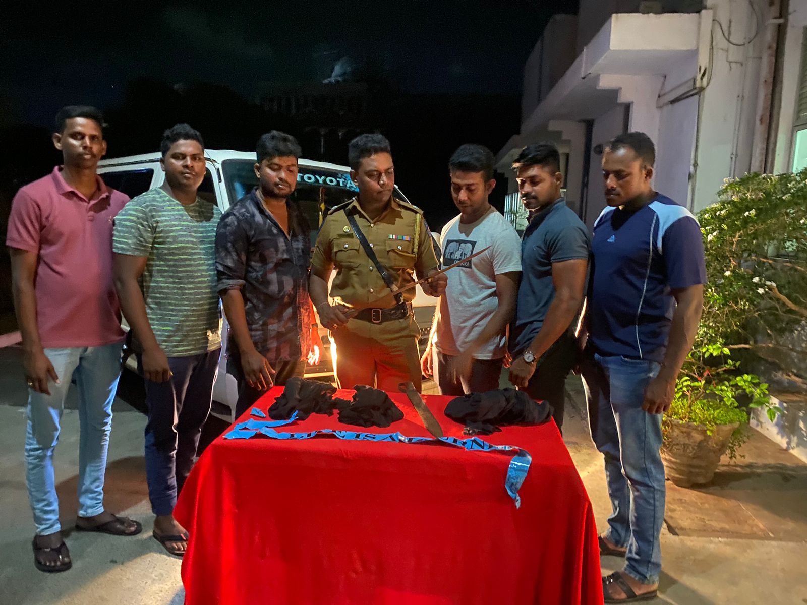 தெல்லிப்பழையில் வன்முறையில் ஈடுபட்ட வாள்வெட்டுக் கும்பலில் 3 பேர் சிக்கினர்!  – மேலும் மூவரைத் தேடி வேட்டை; ஹயஸ் வாகனமும் மீட்பு.