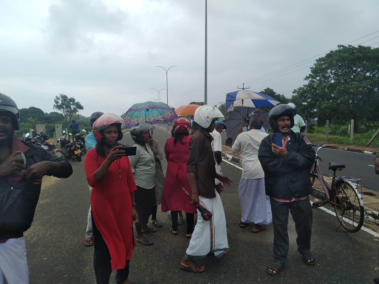 யாழ். கீரிமலை ஜனாதிபதி மாளிகைப் பகுதியில் மக்களின் கடும் எதிர்ப்பையடுத்துக் காணி அளவீடு இடைநிறுத்தம்!