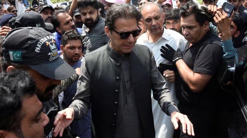 பாகிஸ்தான் முன்னாள் பிரதமர் இம்ரான் கானுக்கு ஜாமீன் வழங்குமாறு உச்ச நீதிமன்றம் உத்தரவு.