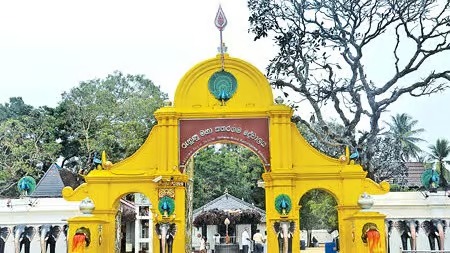 திருட்டு தெரிந்ததும் , கதிர்காமம் கோவில் வருமானம் பாதியாக குறைந்தது.