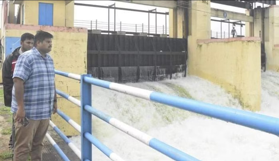 திருவள்ளூா் மாவட்டத்தில் விடிய விடிய கனமழை: 49 குடிசைகள் சேதம், 15 கால்நடைகள் உயிரிழப்பு