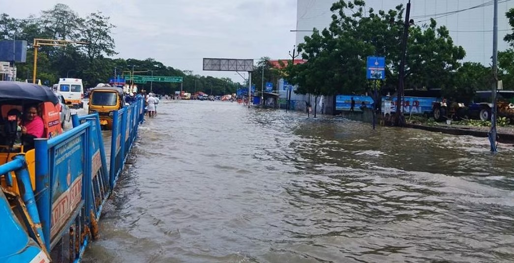 சென்னை பாடி மேம்பாலம் பகுதியில் வடியாத வெள்ளம்!