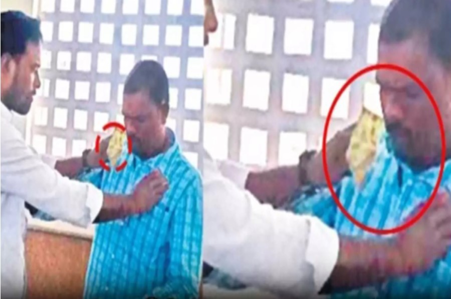 லஞ்சம் கேட்ட அரசு அதிகாரி – பணமாலை அணிவித்து மீனவர்கள் போராட்டம்!