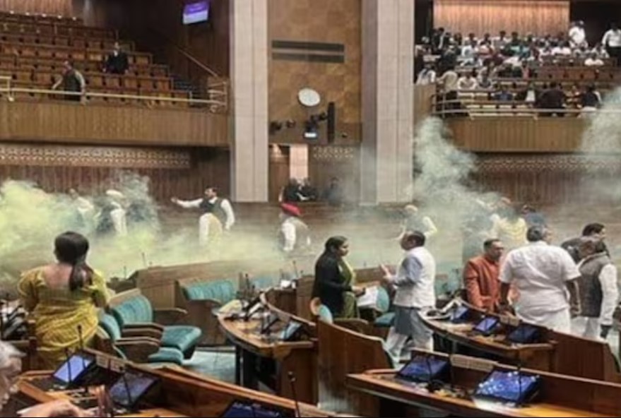 மக்களவைக்குள் அத்துமீறிய மர்ம நபர்கள் யார் – வெளியான பரபரப்பு தகவல்