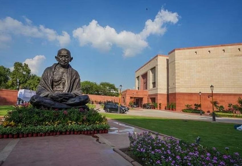 நாடாளுமன்றத்தில் அத்துமீறல்: 8 பேர் பணியிடை நீக்கம்