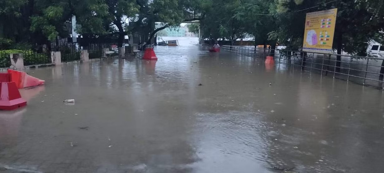 மீட்புப் பணிகள்: முப்படைகளிடம் உதவி கேட்பு!