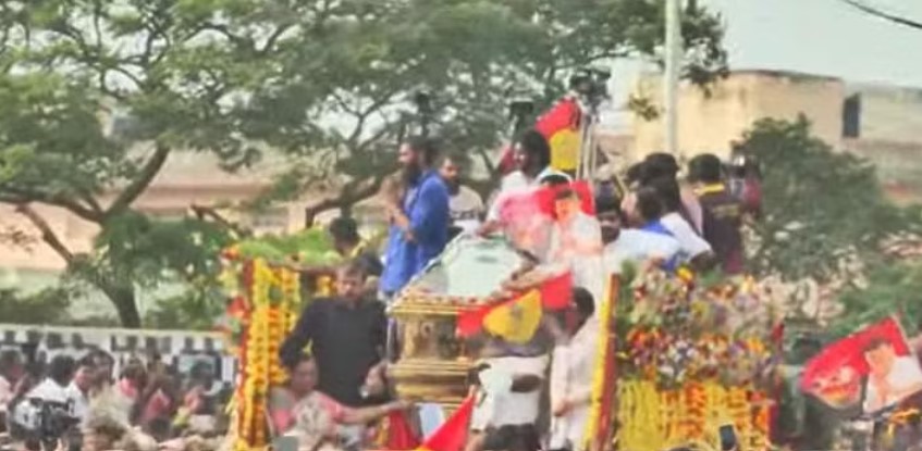 விஜயகாந்த் இறுதி ஊர்வலம்: கண்ணீர் மல்கப் பிரியா விடை கொடுக்கும் ரசிகர்கள்!