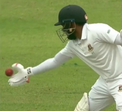 ஃபீல்டிங்கை தொந்தரவு செய்த காரணத்திற்காக நடுவர்களால் அவுட்.